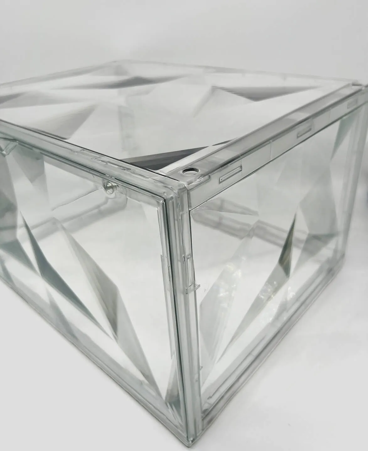 SNEAKER DIAMOND BOX