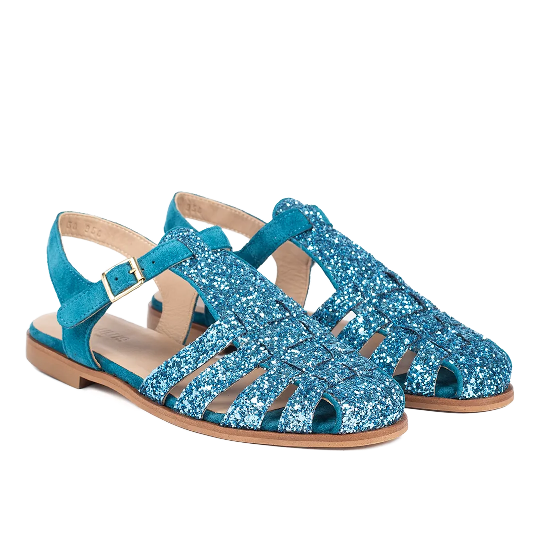 Strap sandal with buckle