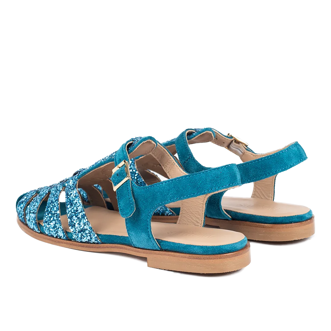 Strap sandal with buckle
