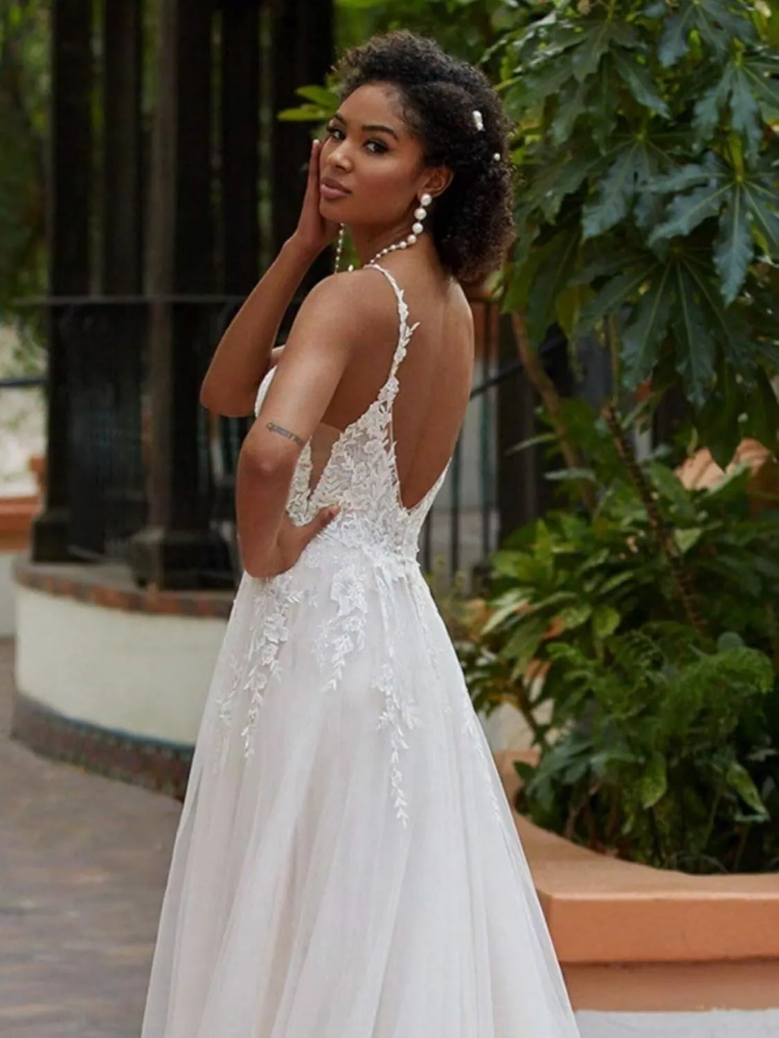 Wedding Dresses for Bride Boho Lace Appliques Empire Chapel A-Line V-Neck Tulle Bridal Gowns with Train